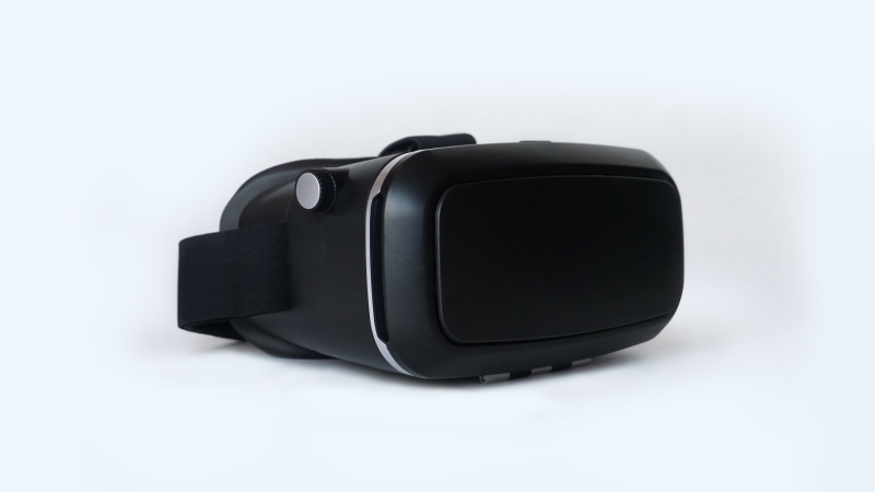 bild på VR-glasögon som beskrivs i inslaget