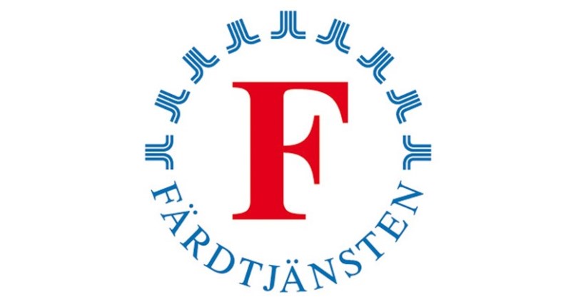 Färdtjänstloggan. På en vit bakgrund står det ”Färdtjänsten" med blå bokstäver i en cirkel, i mitten ett rött F.