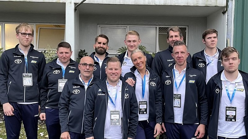 Gruppbild på svenska goalballlandslaget i Portugal. Assisterande förbundskapten Stefan Gahne är femte person från vänster.