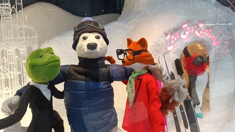 Några av dockorna i skyltningen, en kostymklädd groda, en skidklädd isbjörn, en räv i modekläder och en glammig pingvin med tyll runt halsen.