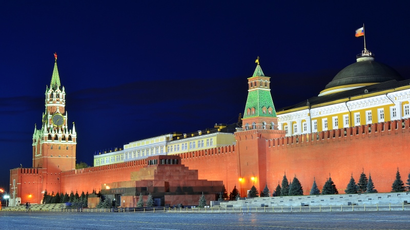 Bild på Kreml, en enorm byggnad i rött med spetsiga torn.