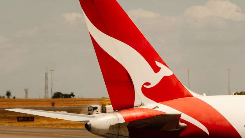 Närbild på bakre del på flygplan med roder. Röd färg på rodret med en vit känguru.