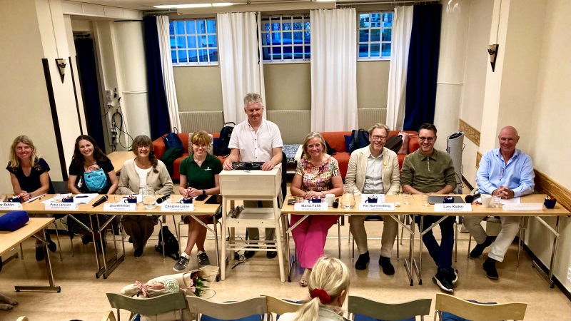 Vid ett långbord sitter 8 partiledare bredvid varandra. Niklas Mattson förbundsordförande SRF vid pulpet i mitten.