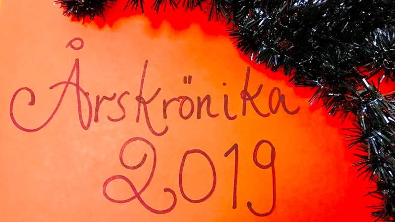 Texten "Årskrönika 2019" omgiven av glitter.