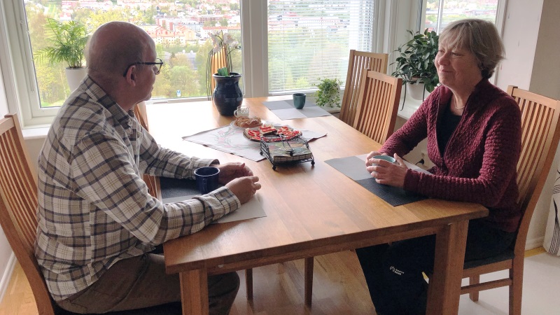Birgitta Green och hennes make Per Erik Green vid köksbordet hemma i Sundsvall.