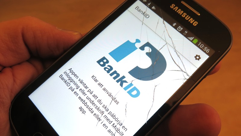 Bild på mobiltelefon med öppen bank-id app.
