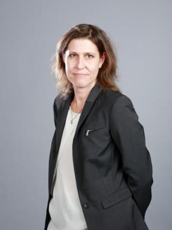 Ulrika Björnberg på Försäkringskassan har halvlångt mörkt hår och är klädd i svart kavaj och vit topp.