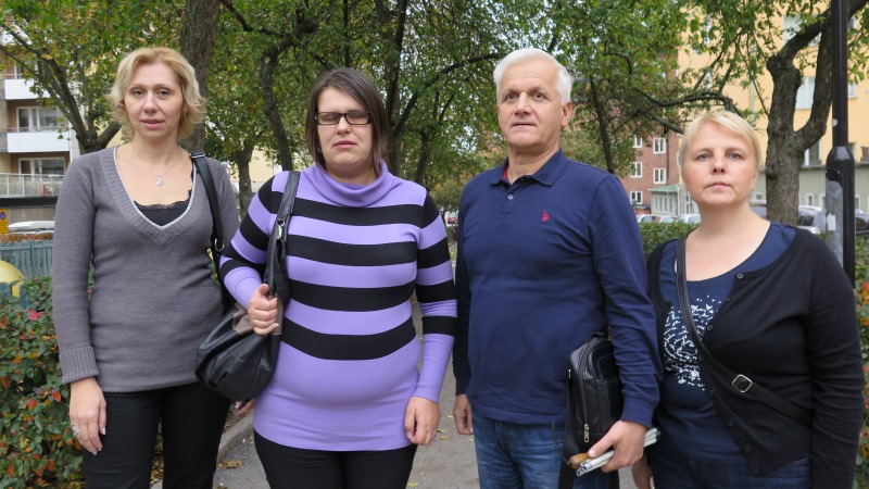 Fyra personer från Sarajevoprojektet poserar utanför SRF Stockholms och Gotlands läns kansli.