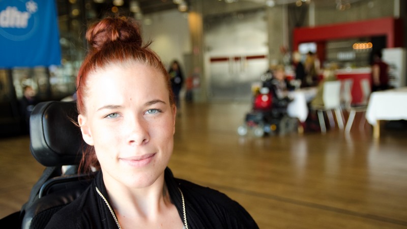 Johanna Andersson har rött hår och sitter i en rullstol. Foto: Albert Martinsson, SHT.