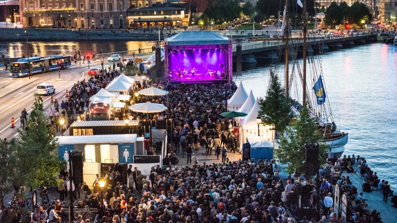 En av Kulturfestivalens scener på Skeppbron intill vattnet med publikhav framför