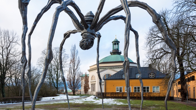 Enorm skulptur föreställande en spindel.