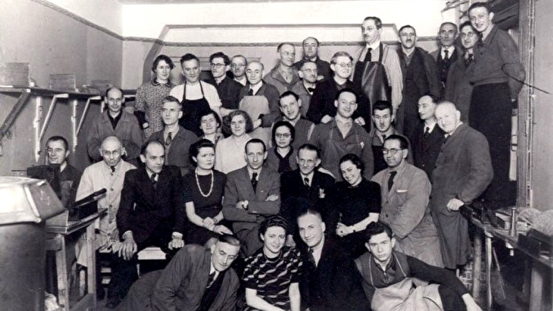 svartvit foto 1940-tal. Otto Weidt och hans personal i fabriken.