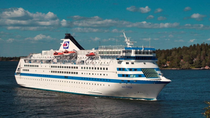 En vitt kryssningsfartyg modell Finlandsfärja med en blå rand runt om på mitten. Från SVT:s "Rederiet", bild på M/S Freja. Foto: Carl Johan Söder