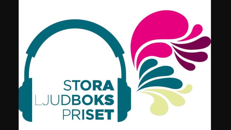 Logotyp: Till vänster hörlurar med texten Stora ljudbokspriset mellan lurarna. Färgglada dropp- och bågformade ljudvågor väller ut till höger.