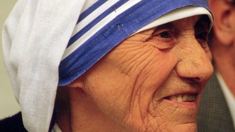 Äldre kvinna med blåvitt nunnedok.