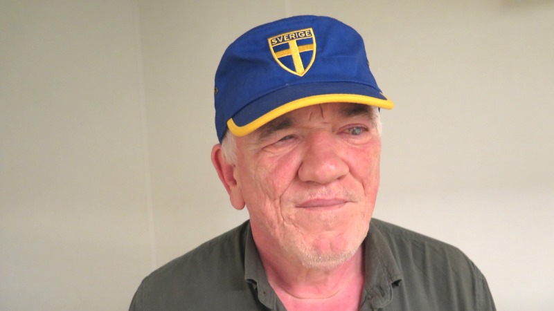 Vehbia Peksin i blå keps med svenska flaggan.