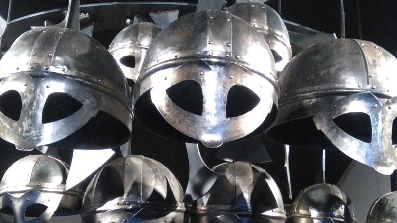 Vikingahjälmar i glänsande metall 