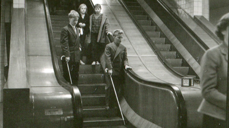 Elever från blindinstitutet öva käppteknik i tunnelbanan 1953