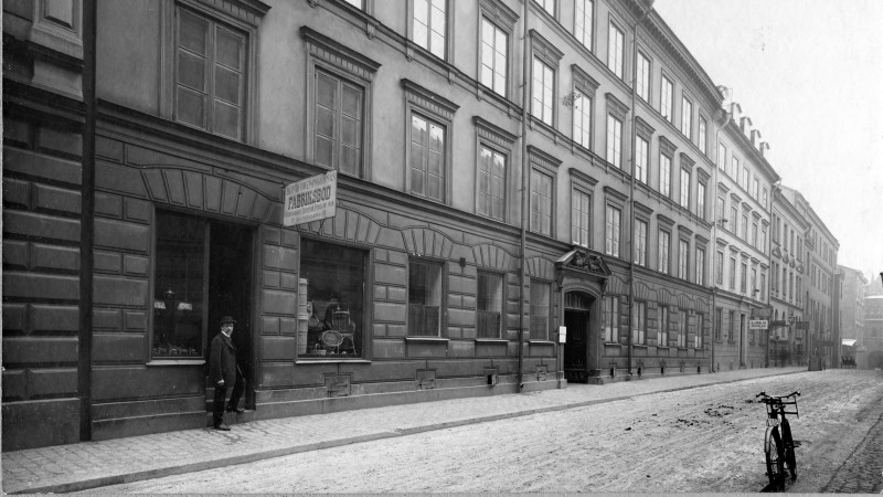 Svartvitt foto, Majorsgatan i Stockholm 1900-talets början, tom gata ensam man