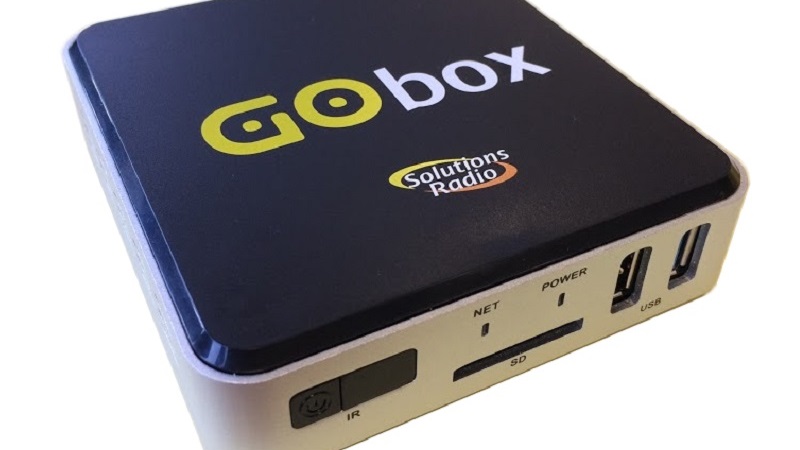 En liten svart metallbox med texten: Go-box skrivet i vitt på framsidan. Uttag för olika kablar på sidan.