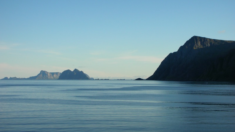 Bild av en del av Lofoten i Norge. Berg möter hav. Bild: Hopfenpflü.