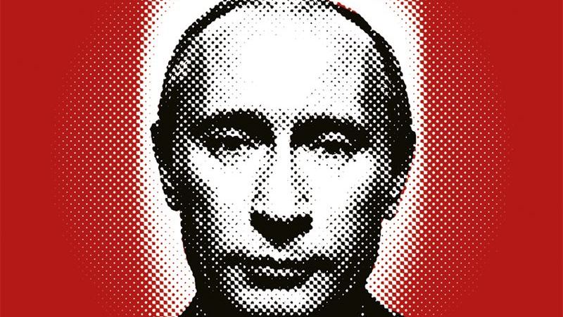 En bild på Putin framför en röd vägg.