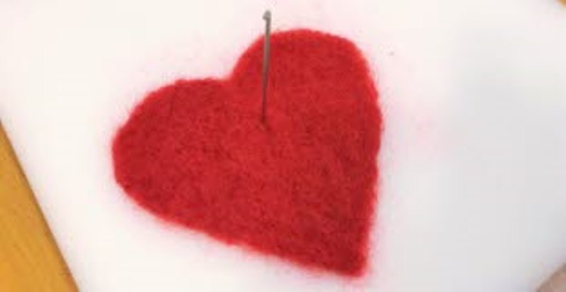 Textil: rött tuftat hjärta på vit botten