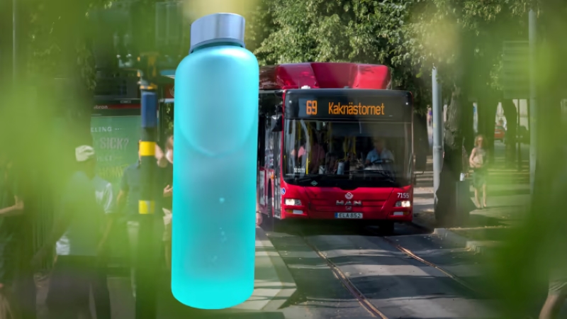 En röd SL buss i bakgrunden kör genom grön allé, i förgrunden en turkos vattenflaska.