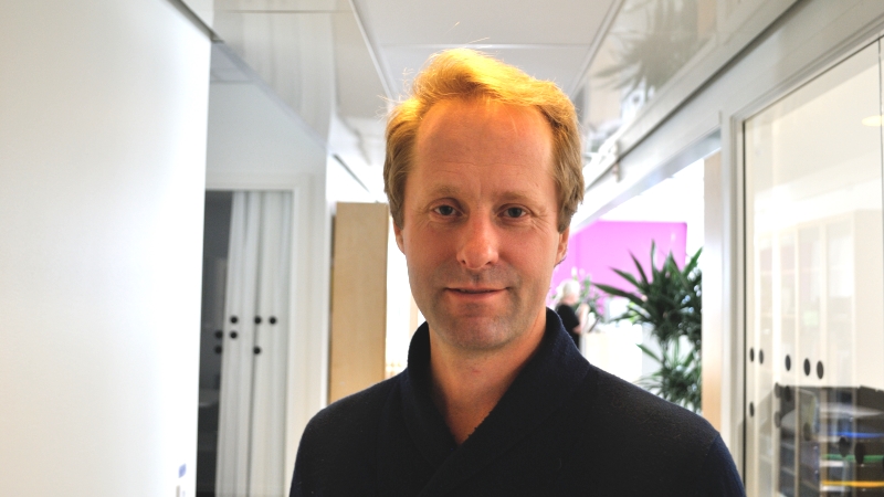 Stefan Näslund på MTM. Porträtt på blond, medelålders man i kontorsmiljö.