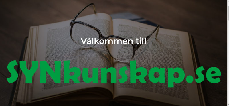 Bild från webbplats. Över ett foto på ett par glasögon som ligger på en uppslagen bok står texten "Välkommen till" i vit och "SYNkunskap.se" i grön text.