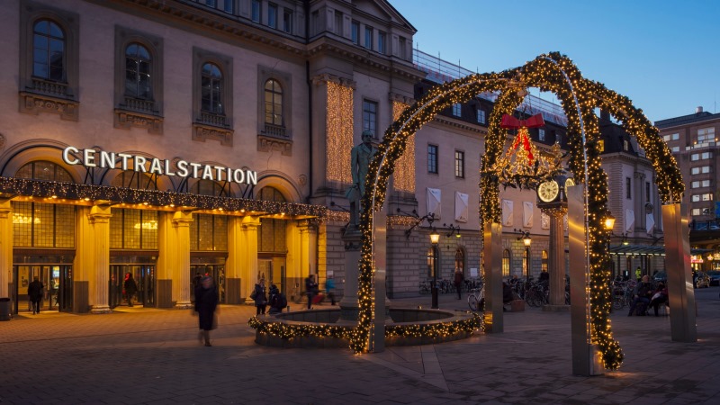 Julbelysning utanför Sthlm Centralstation, en 5m hög julmistel som man kan gå under. Ställning  med fyra ben